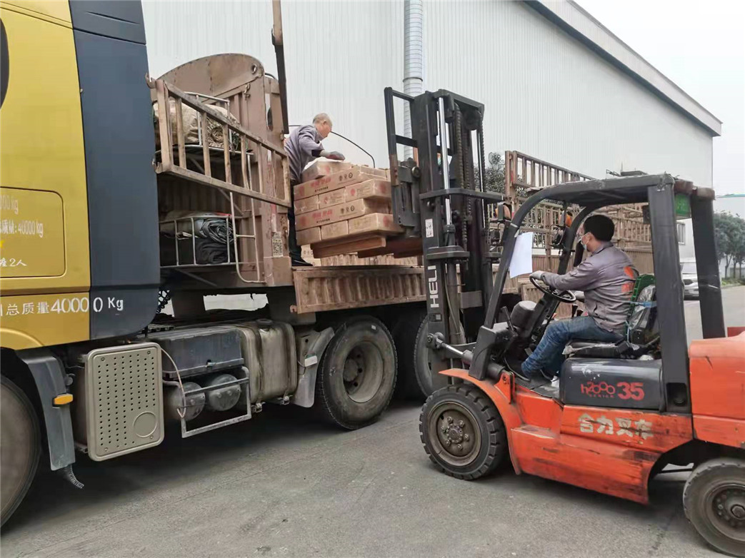 康威強(qiáng)化地板裝車(chē).jpg